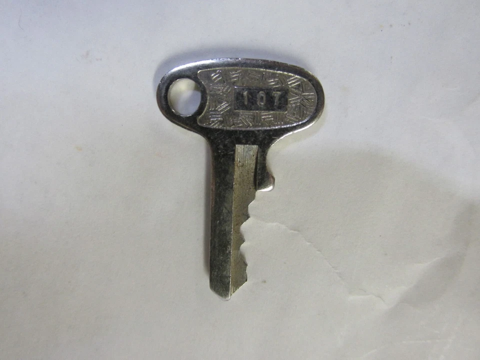 Llave de motocicleta vintage Yamaha OEM precortada de fábrica # 107 Foto 2 de 2