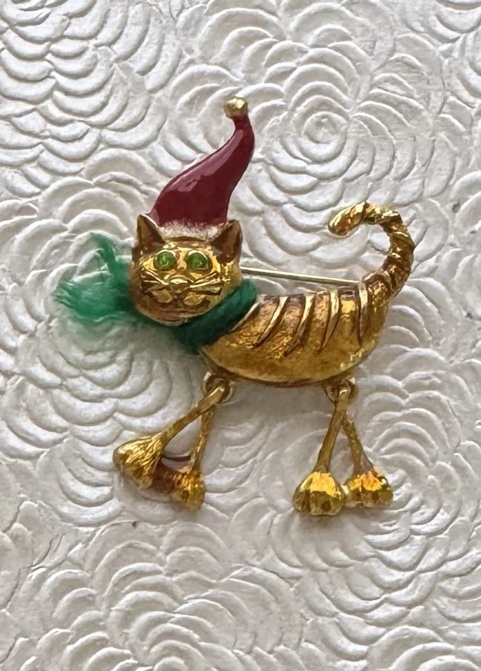 Cat w/ Santa’s hat Enamel on gold tone metal brooch - Image 4 of 4