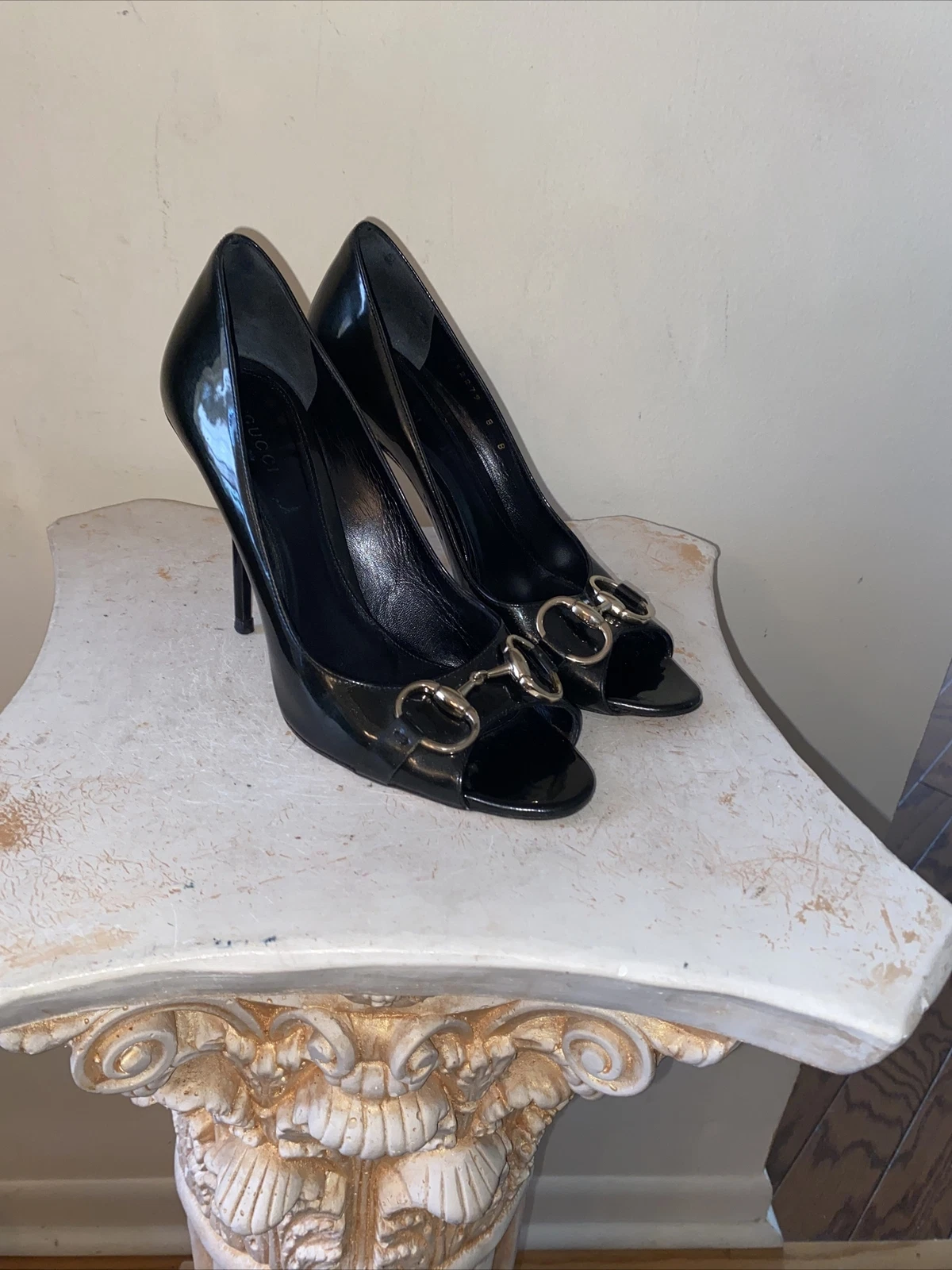 Escarpins aiguilles Gucci en cuir verni noir métallisé orteil peep orteil 8B
