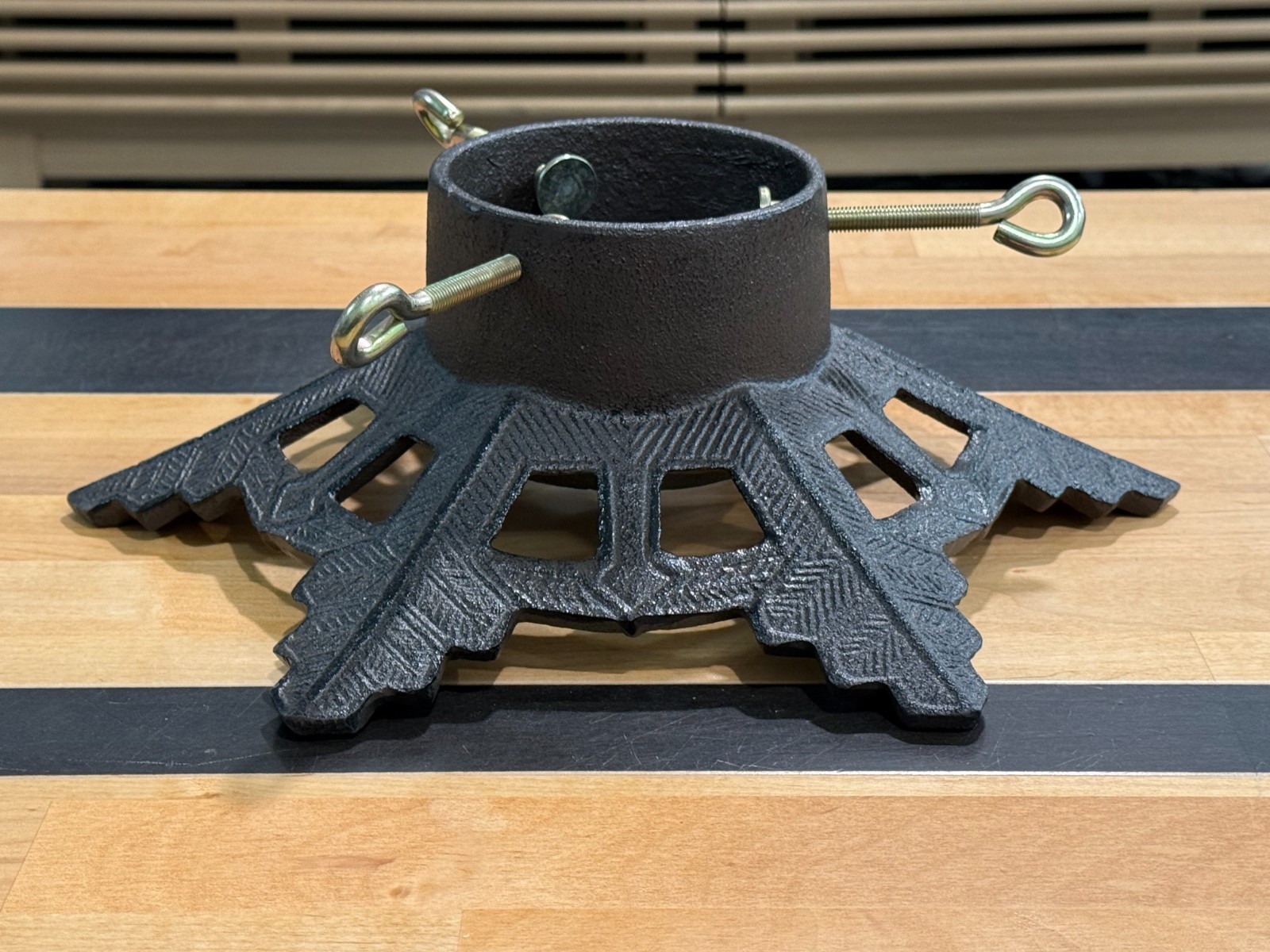 Sungmor Cast Iron Christmas Tree Stand Heavy Duty Home Decor Snowflake Tree Base