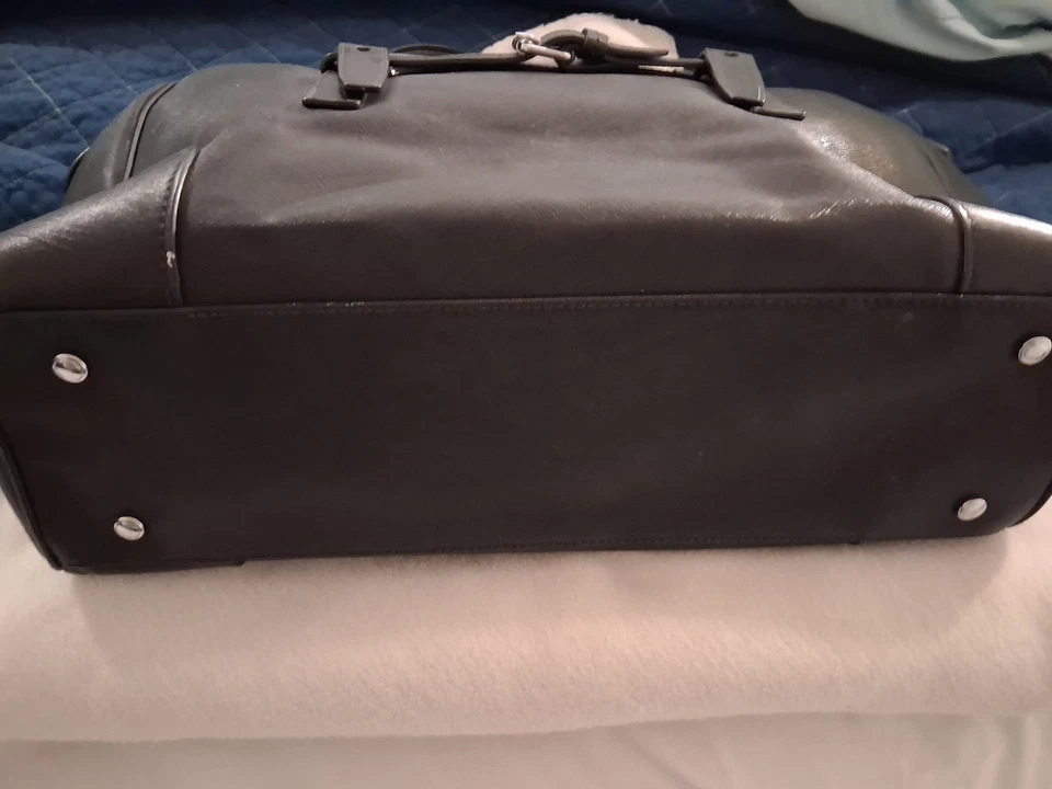 Bolso de Mano TUMI de Cuero Negro con Doble Asas y Múltiples Bolsillos Foto 2 de 4