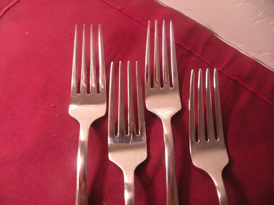 Juego de 4 Tenedores de Cena Toalla Patrón Blaine Cubiertos de Acero Inoxidable Brillante 8 1/4" Foto 2 de 4