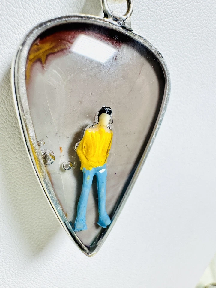 Collar de hombre miniatura de resina hecha a mano de jaspe mookaita único en su clase. Reversible  Foto 3 de 4