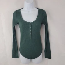AERIE Womens Essential Henley Layering T Shirt GREEN Ribbed Curved Hem Preppy S