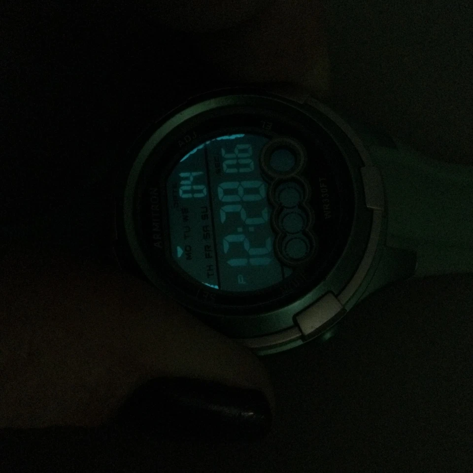 Reloj digital deportivo Armitron Pro para mujer 36 mm 100 M retroiluminación verde tono plata Foto 3 de 4