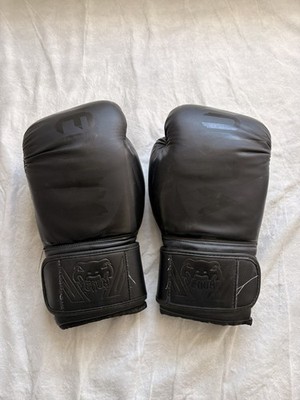 Venum schwarze Boxhandschuhe Trainingshandschuhe mit Tragetasche ideal für Sparring