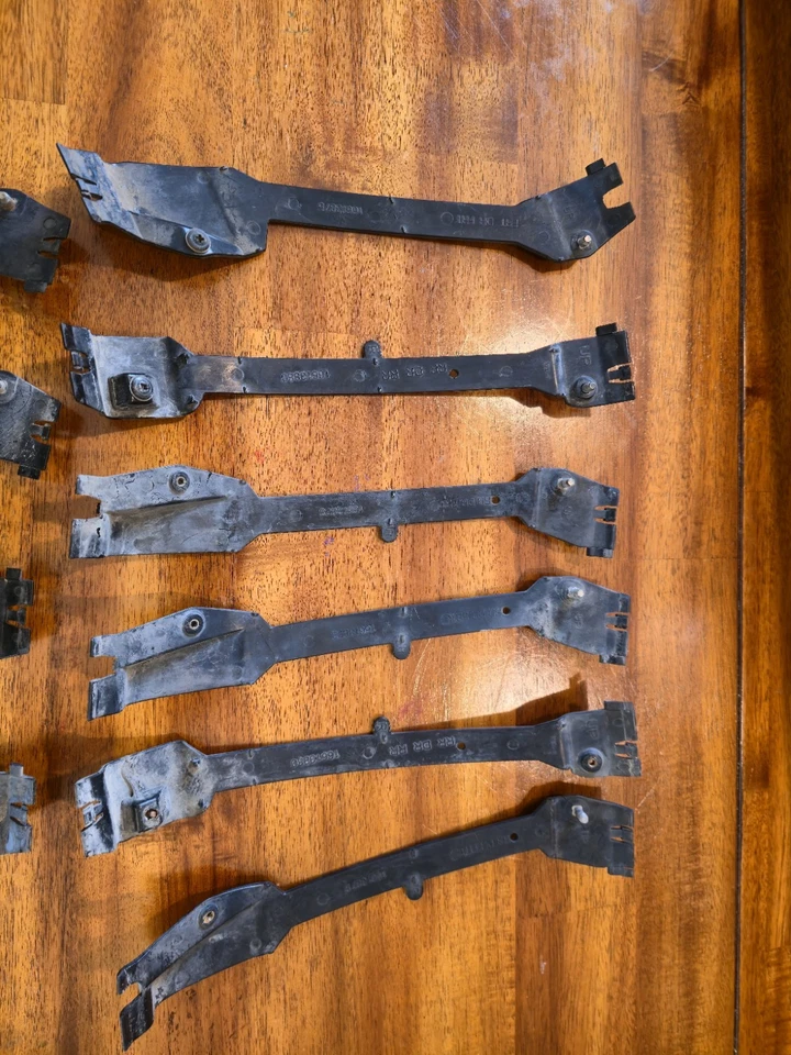 1993 1994 1995 1996 Cadillac Fleetwood LOTE DE CLIPES QUEBRADOS - Imagem 3 de 4