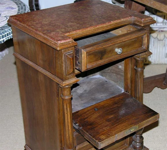 MUEBLE DE NOCHE FRANCÉS DE CAOBA CON TAPA DE PIEDRA FOSILIZADA SIGLO XIX Foto 2 de 4