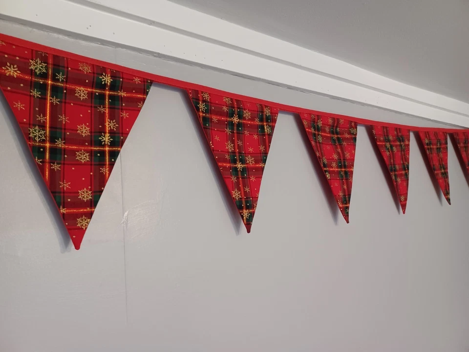 Tela de tartán festiva con copos de nieve dorados, ¡ideal para Navidad! Foto 2 de 4