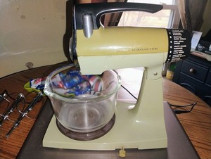 Vintage Sunbeam Mixmaster Stand Up Mixer w/Mixing Bowl, 2 Beaters 
