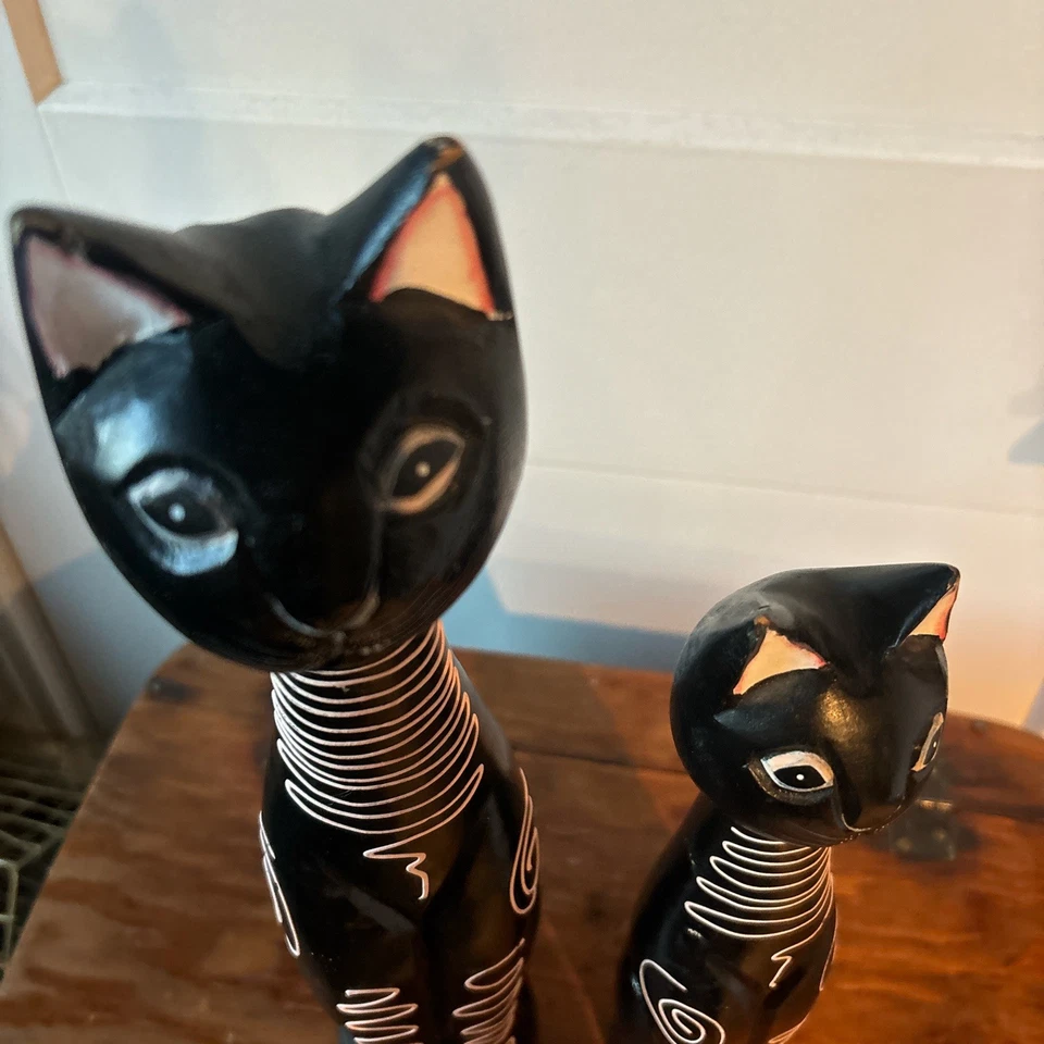 Estatua de madera decorativa vintage de gato y gatito de pie Foto 3 de 4