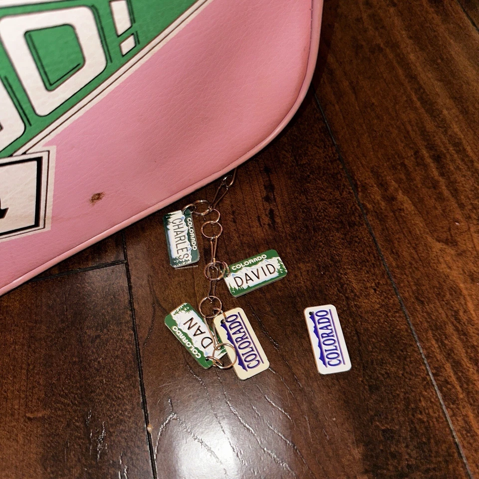 Linda maleta rosa vintage para niños recién visitando casa de abuela niñas viaje Foto 4 de 4