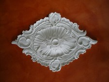 ROSONE IN GESSO BIANCO PER SOFFITTI, ROSONE  RB 101 78x57 cm.