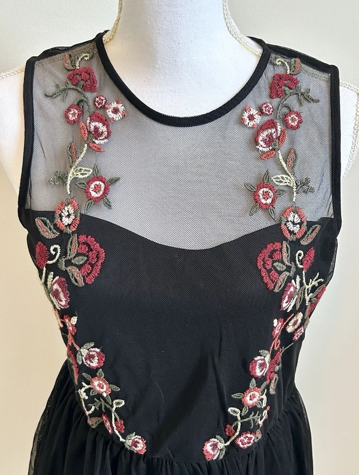 Xhilaration 女式黑色网眼花卉刺绣无袖连衣裙 ~ 大号 — 第 2/4 张图片