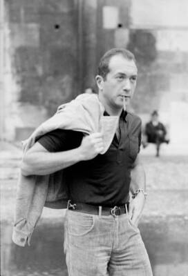 Bulgarian born French pianist Alexis Weissenberg strolling in Mode- 1970 Photo 1