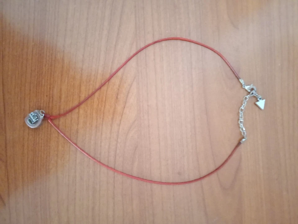 Guess collier . Ciondolo in acciaio con logo e girocollo in corda color bordo r - Immagine 2 di 2