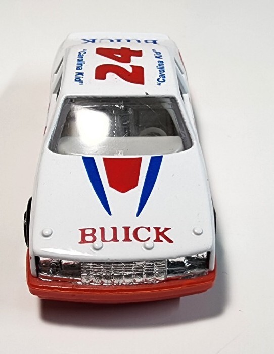 Maisto Turbo Tread #24 Buick LeSabre Stock Car 1/64 Diecast