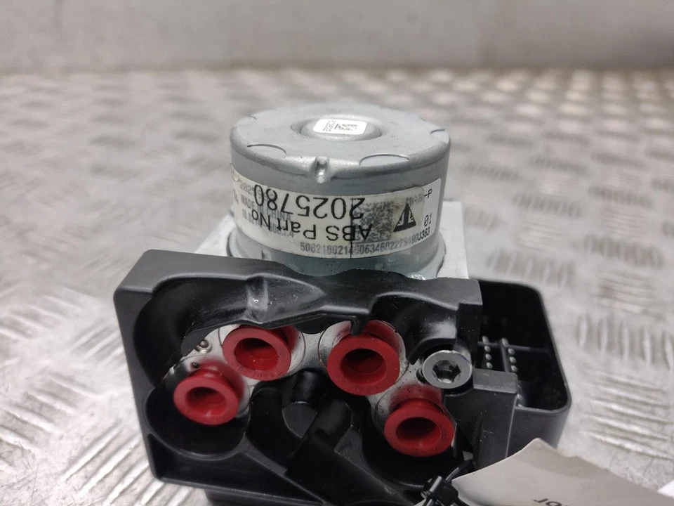 Bomba abs Triumph Scrambler 1200 XE 2018 Foto 3 de 4