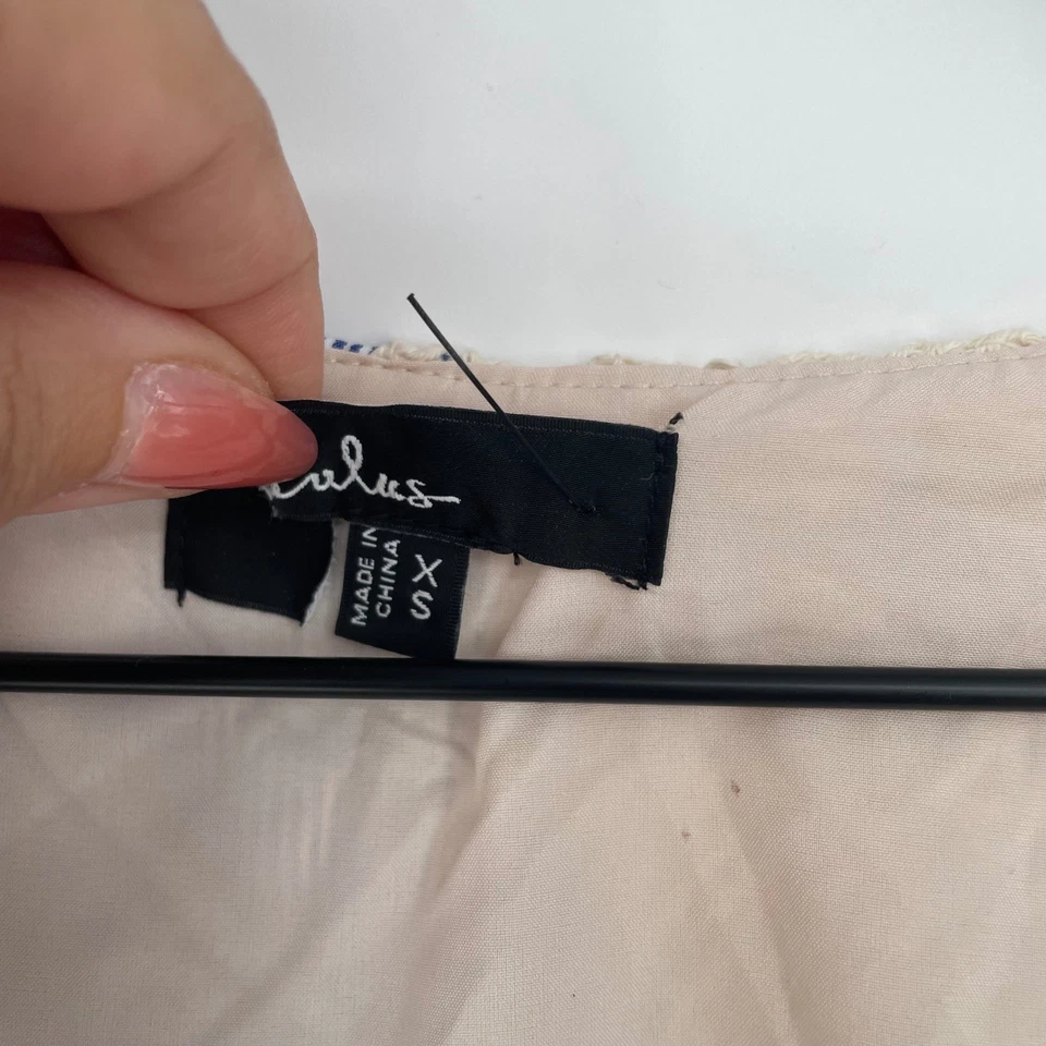 Lulus Elfreda Azul Y Crema Crochet Tejido Patchwork Corbata Frontal Talla XS Foto 3 de 4