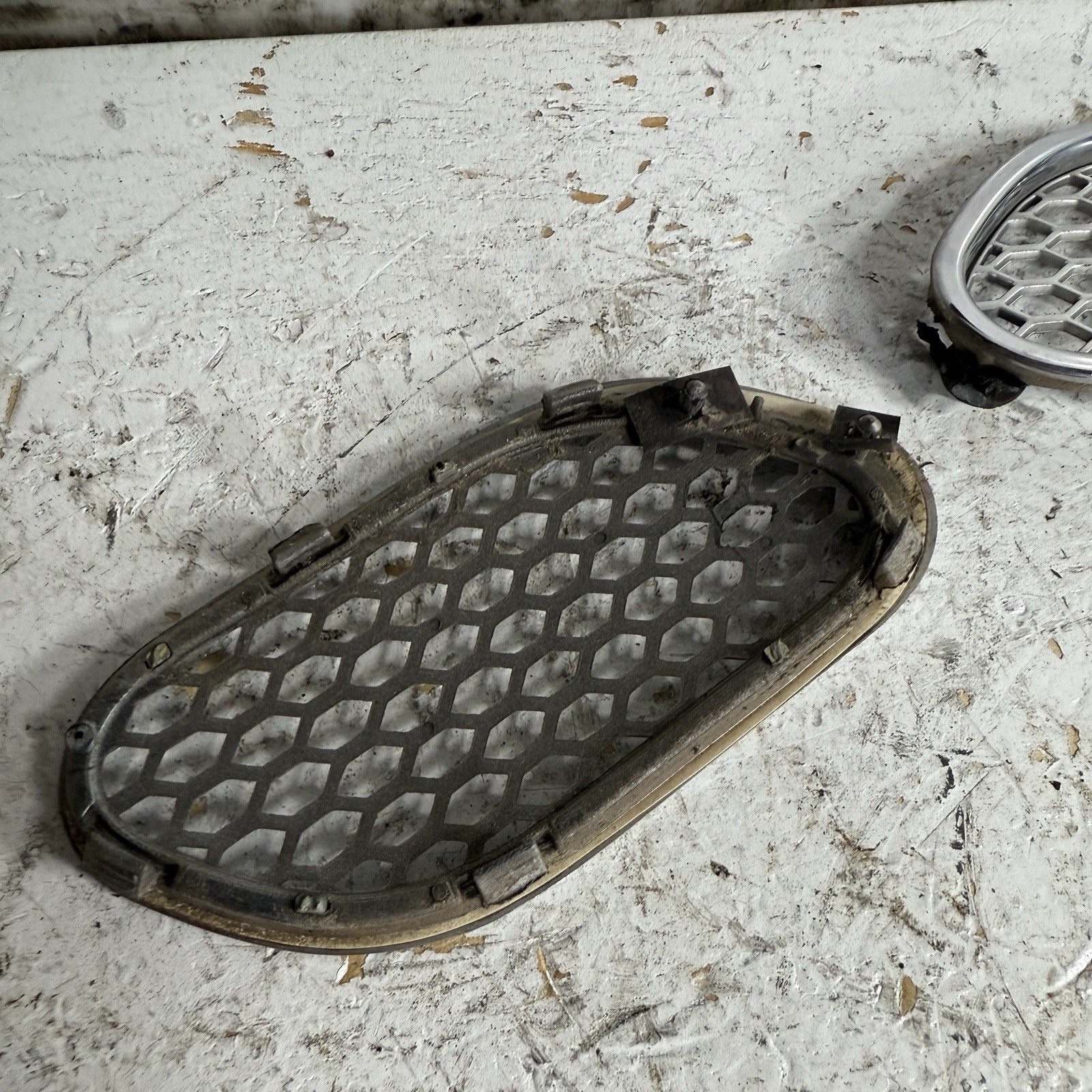 03-13 Maserati Quattroporte Right Front Fender Vent Grilles Set of 3 M139