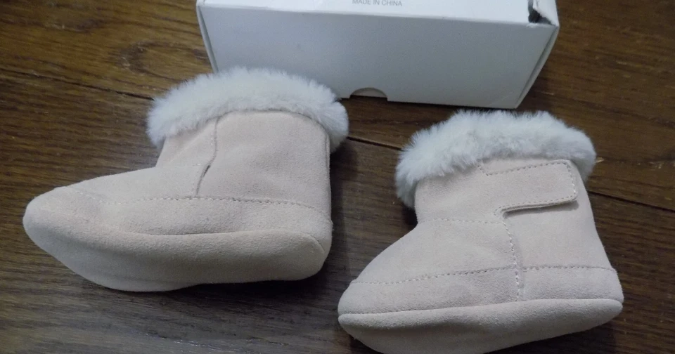 Lote Botas Zara Bebé Beige SUPER SUAVES Forradas de Piel Sintética 3-9 Mo y 4 Pares Calcetines 1-6mo Foto 2 de 4