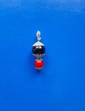 Amuleto ciondolo su coccu da 14 mm e 10 mm in onice nera e rossa