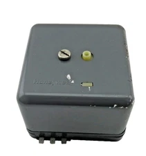 Honeywell R4795A 1002 Flame Safety Safe Guard For Parts or Repair