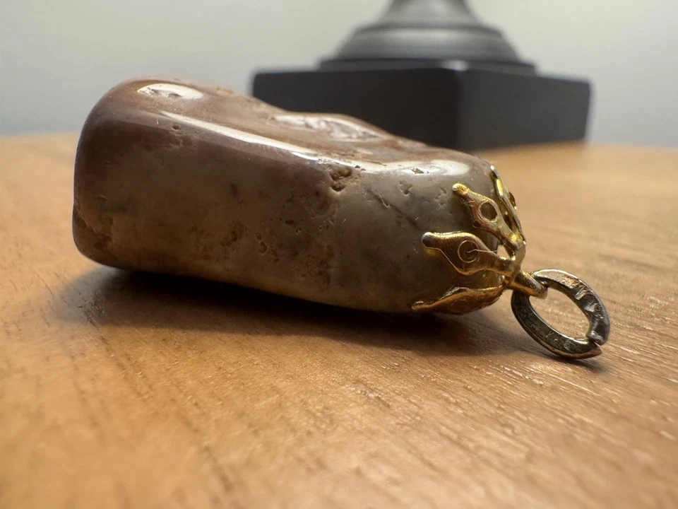 Colgante Vintage Piedra Natural Pulida Marrón Tonos Crema Fianza Dorada Foto 2 de 4