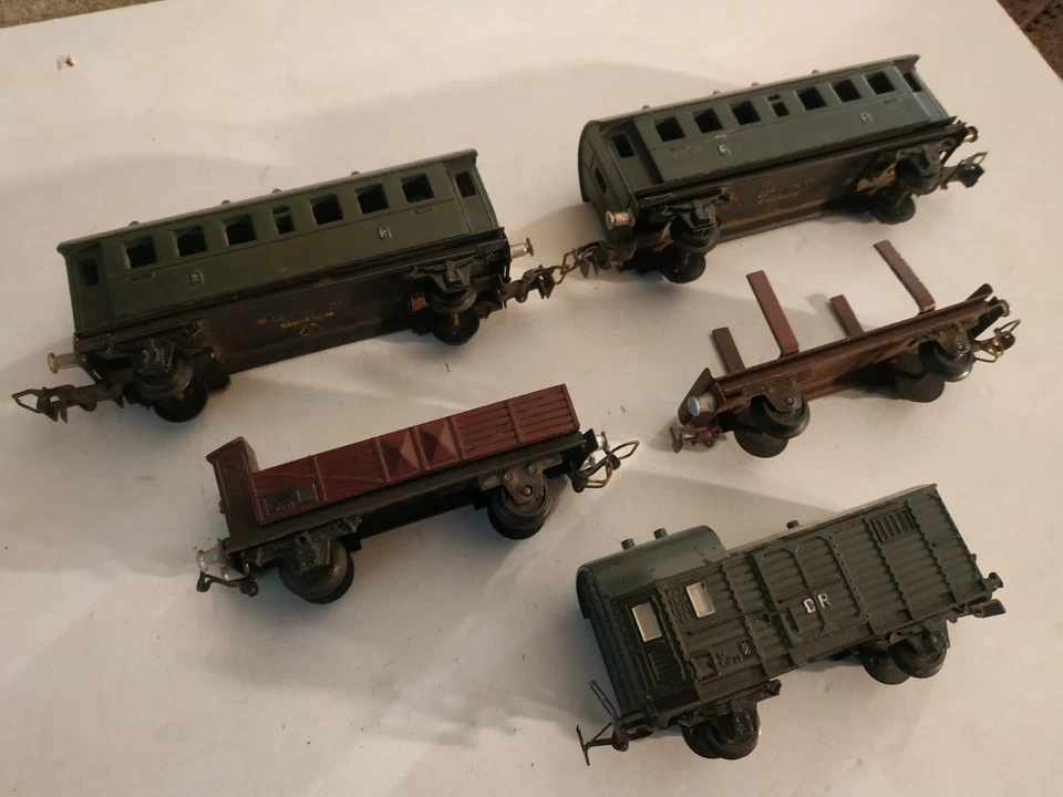 PIKO EXPRESS,  SET OF FIVE VINTAGE BAKELITE WAGONS, SCALE HO - Image 3 of 4