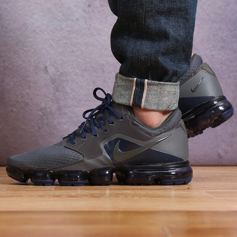 NIKE AIR VAPORMAX R