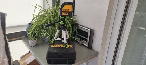 DeWALT DW088K - XJ Kreuzlinien-Laser mit Stativ und drei Halterungen NEU - Picture 3 of 8