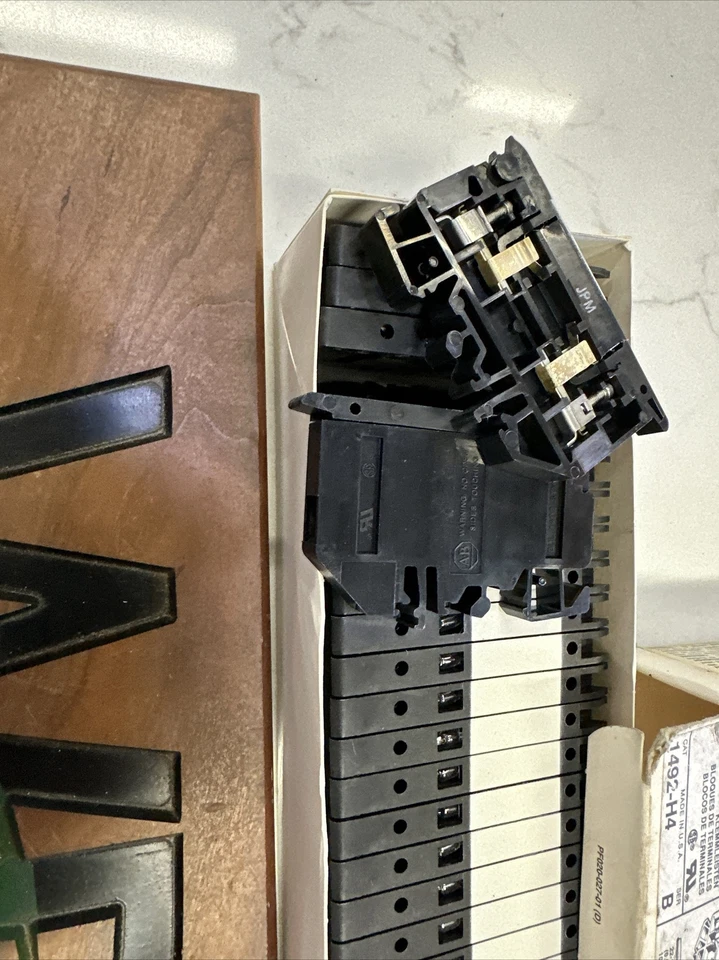 ALLEN BRADLEY 1492-H4 300V full Box of 25 NOS - Image 3 of 3