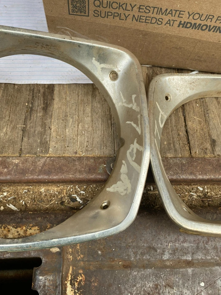 Años 70? 1975? Plumero Plymouth? Juego de bisel de faros par LH RH cromo moldura UNK Foto 3 de 4