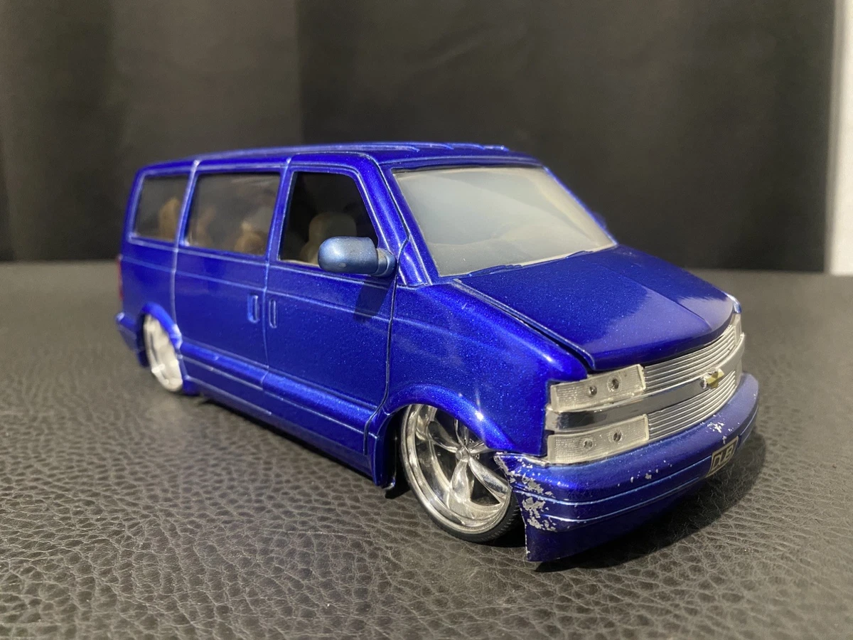 ミニカー Heat 2001 Chevy Astro Van 1/24 Jada Dub City 2001 Chevy Astro Van Blue 1:24 Diecast KMC Wheels 20