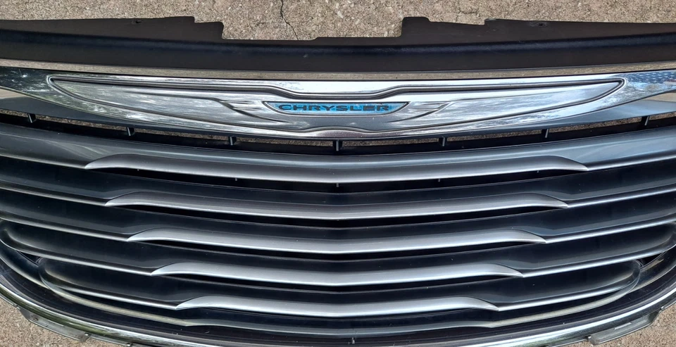 2011-2016 Chrysler Town & Country Upper Grille Silver & Chrome Surround (C) - Image 4 of 4