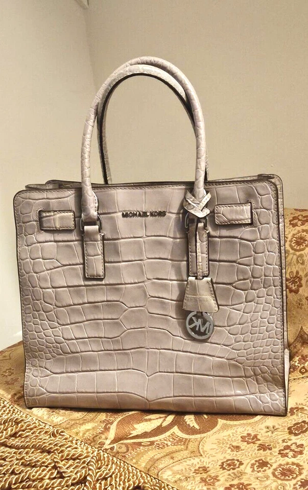 MICHAEL KORS SELMA БОЛЬШОЙ СЕРЫЙ КРОКОДИЛА ТИСНЕНАЯ КОЖА СУМКА ЧЕРЕЗ ПЛЕЧО РЕКОМЕНДУЕМАЯ РОЗНИЧНАЯ ЦЕНА ПРОИЗВОДИТЕЛЯ $398 - Изображение 3 из 4