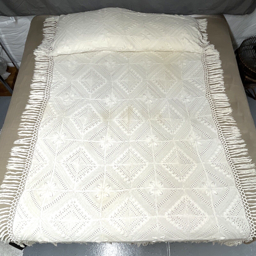 Vintage Hand Crocheted Bedspread Twin Size Diamond Pattern with Floret & Fringe - Picture 2 of 13