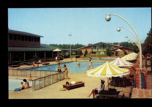 postcard Motor House pool, Williamsburg,VA (P-1-J) - Picture 1 of 2