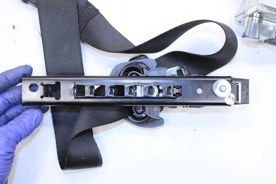 2010 梅赛德斯-奔驰 S550 前右手侧座皮带拉刀 221-860-92-85-9C94 原始设备制造商 — 第 3/4 张图片