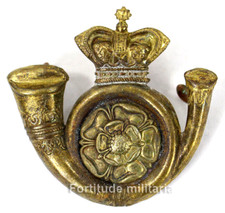 Cap badge : "Kings Own Yorshire Light Infantry" ( matériel original )