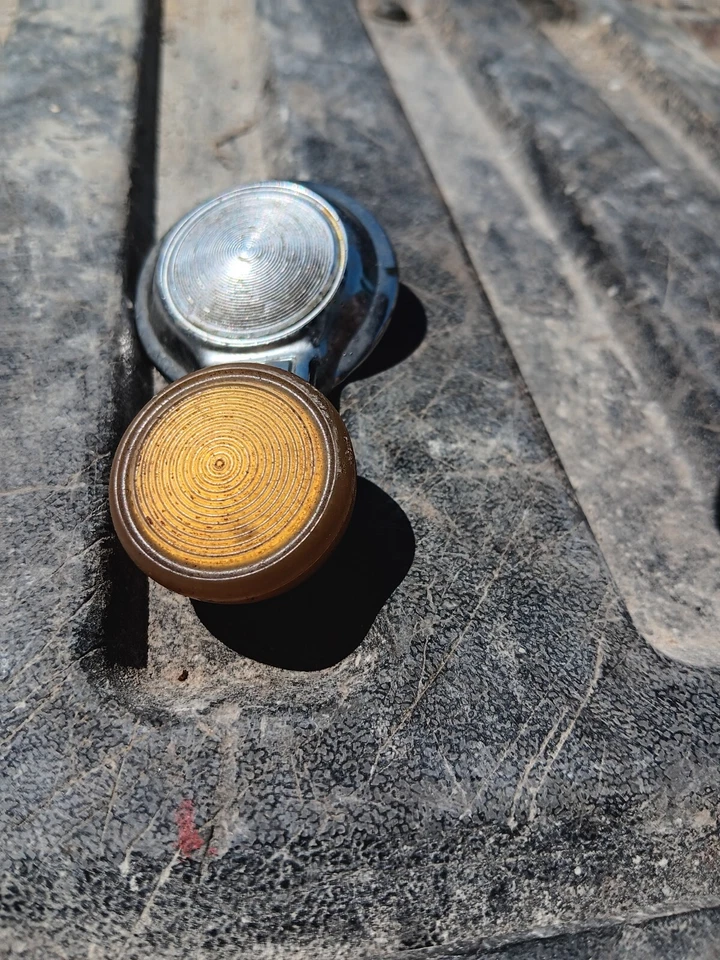 Frontal P.S. Manija de manivela de ala de ventana de puerta de un Pontiac LeMans 1971 parte # 5288 Foto 4 de 4