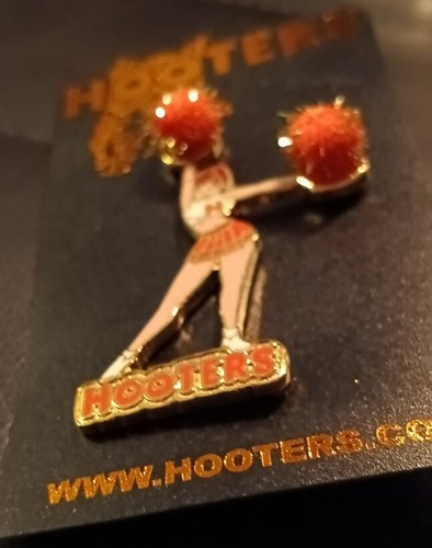 Prendedor de animadora Hooters con pompones brillantes de metal y cerámica en paquete original - Imagen 5 de 5