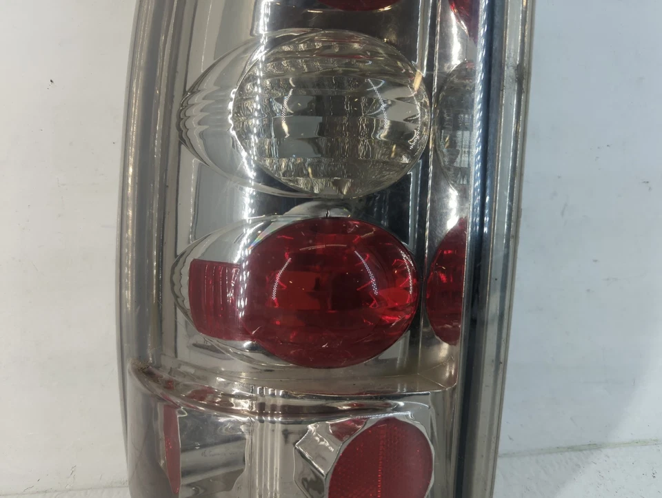 2004 Chevrolet Suburban 1500 Driver Left Side Tail Light Taillight Oem JO1YD - Image 3 of 4