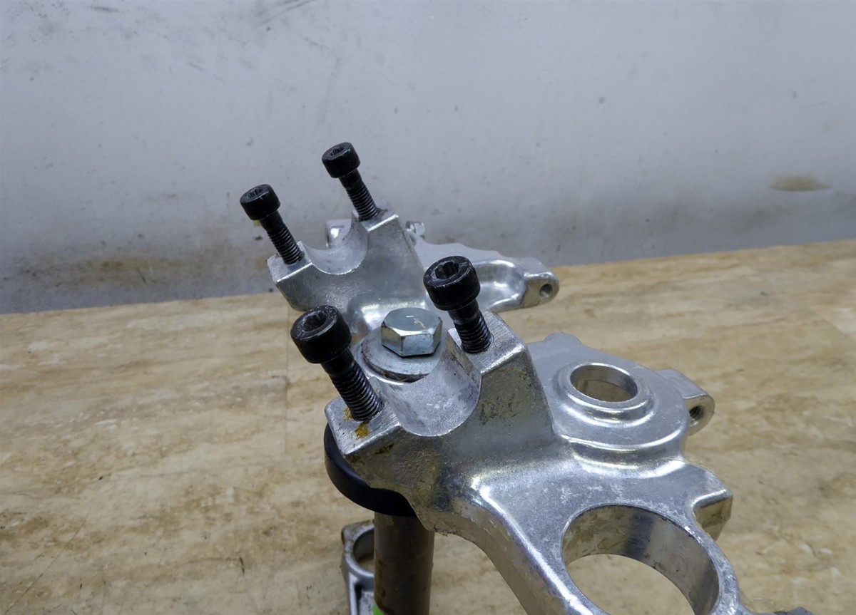 1985 Kawasaki 454 LTD EN450 K447-2. triple tree steering stem