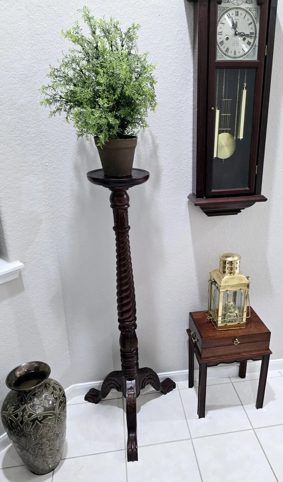 Soporte pedestal alto caoba antorcha mediados de siglo Foto 2 de 4