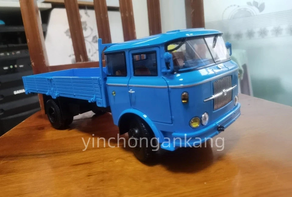 1:24 Sinotruk Huanghe JN150 8T Diecast Cargo Truck - Image 2 of 4