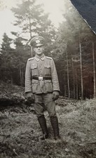 Sehr junger Soldat steht im Wald Wehrmacht Uniform II.Weltkrieg Foto Ecke fehlt