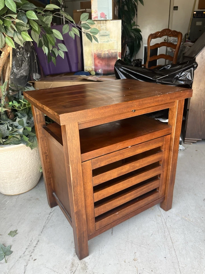 Винтажный приставной столик из красного дерева с коричневой тростью - Изображение 3 из 4