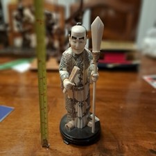 antico okimono statua cinese dipinta a china uomo con lacia e ventaglio