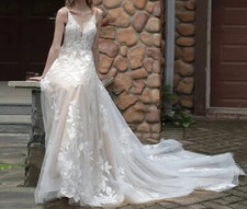 V-neck Wedding Dresses Sleeveless Tulle A line Lace Applique Gowns Court Train